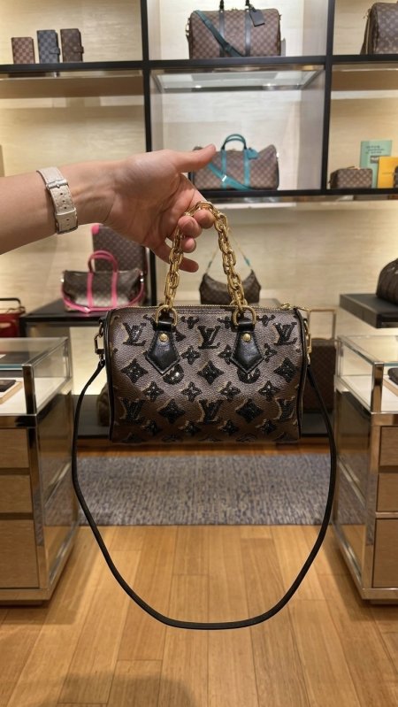 شنطة - LOUIS VUITTON / شامل علبة الشركة